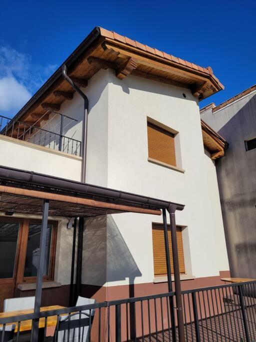 Casa Julio, Bonita Casa Comoda Y Espaciosa, Totalmente Reformada Con Terraza Y Jardin Privado Riezu Bagian luar foto